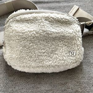Lululemon everywhere fleece belt bag
